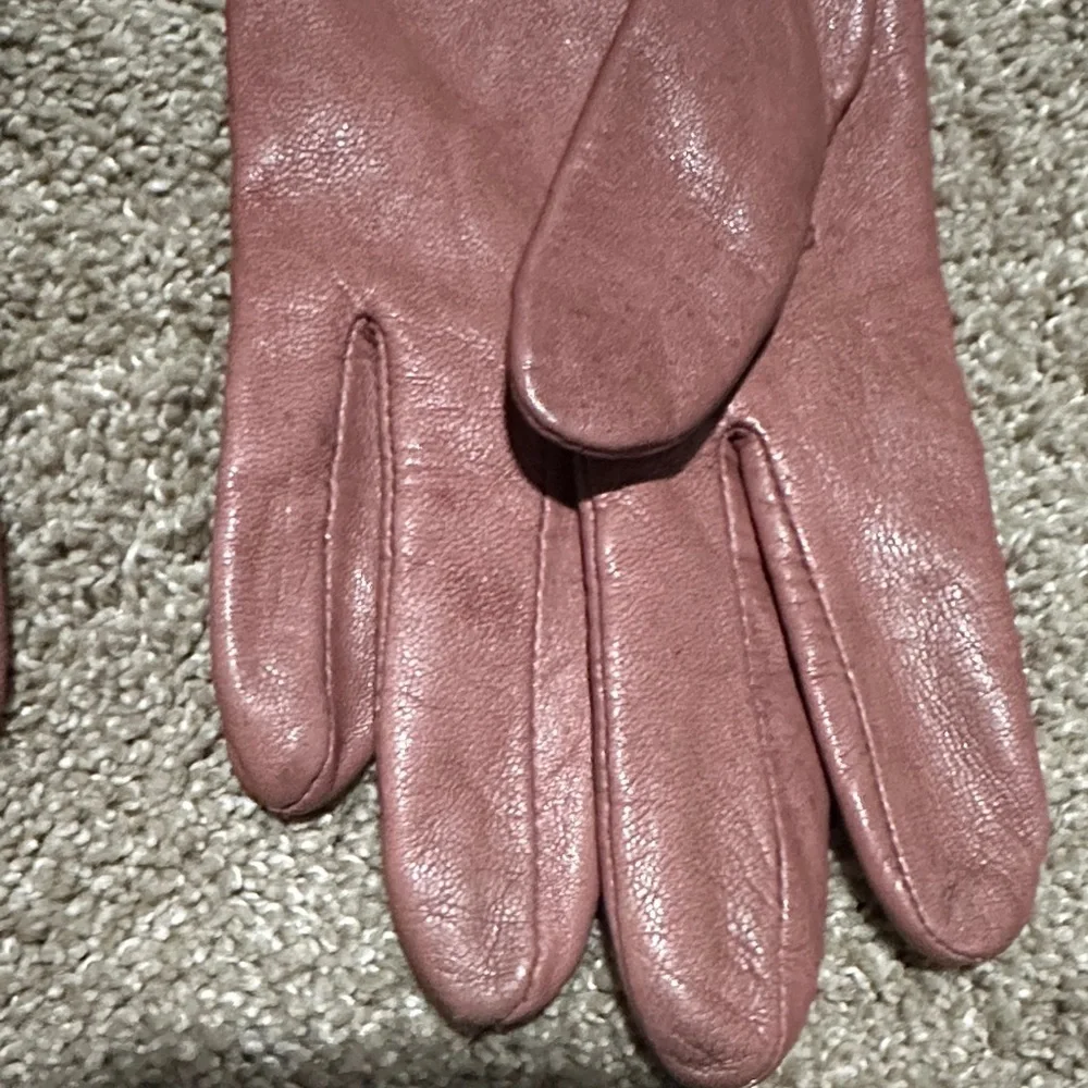 Elegant Mauve Leather Gloves